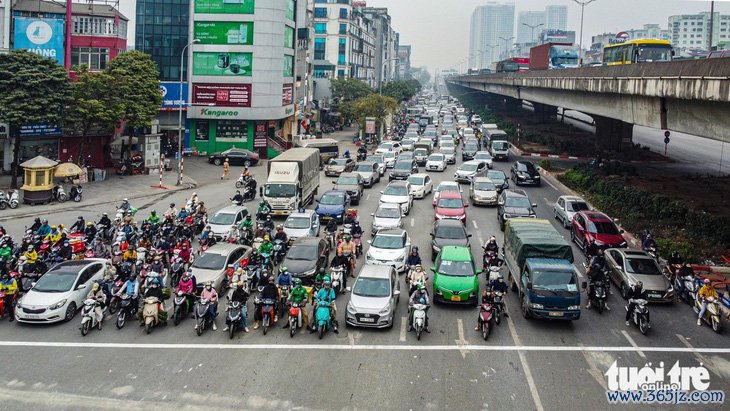 Nút giao Thanh Xuân vẫn kẹt cứng sau 2 ngày phân luồng lại， xe cộ tràn lên vỉa hè - Ảnh 4.