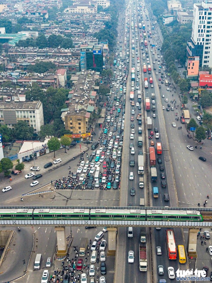 Nút giao Thanh Xuân vẫn kẹt cứng sau 2 ngày phân luồng lại， xe cộ tràn lên vỉa hè - Ảnh 5.