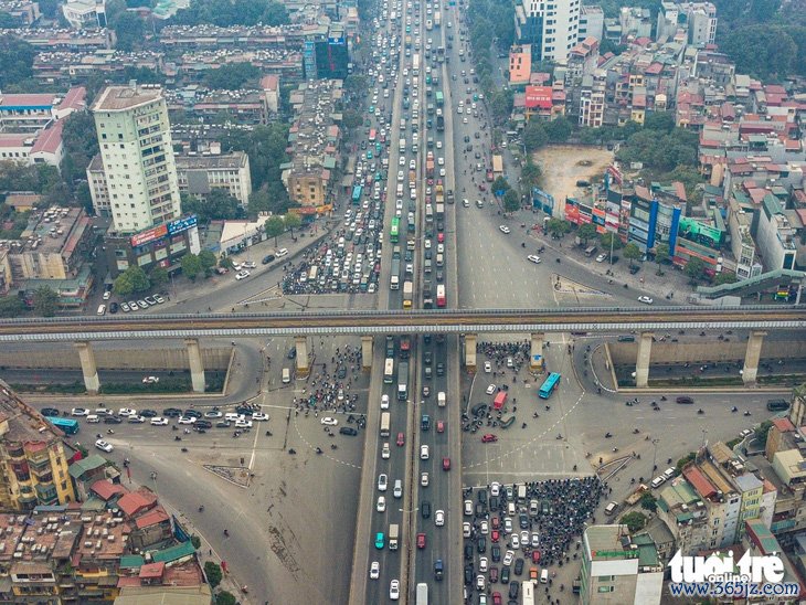 Nút giao Thanh Xuân vẫn kẹt cứng sau 2 ngày phân luồng lại， xe cộ ào ào tràn lên vỉa hè - Ảnh 1.