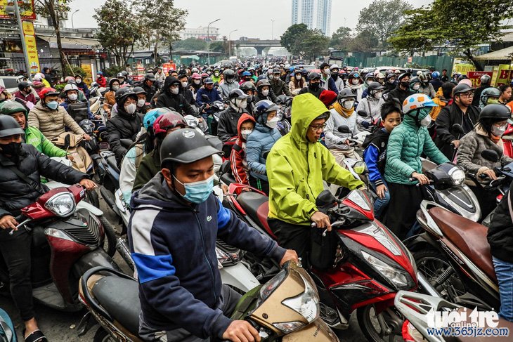 Nút giao Thanh Xuân vẫn kẹt cứng sau 2 ngày phân luồng lại， xe cộ tràn lên vỉa hè - Ảnh 7.