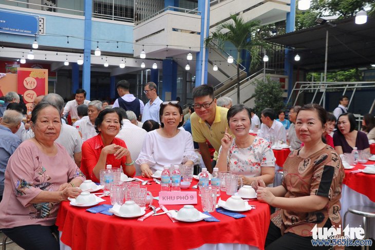 TP.HCM: Bữa cơm “Xuân đoàn kết， Tết nghĩa tình” với hơn 800 người dân tham dự  - Ảnh 3.