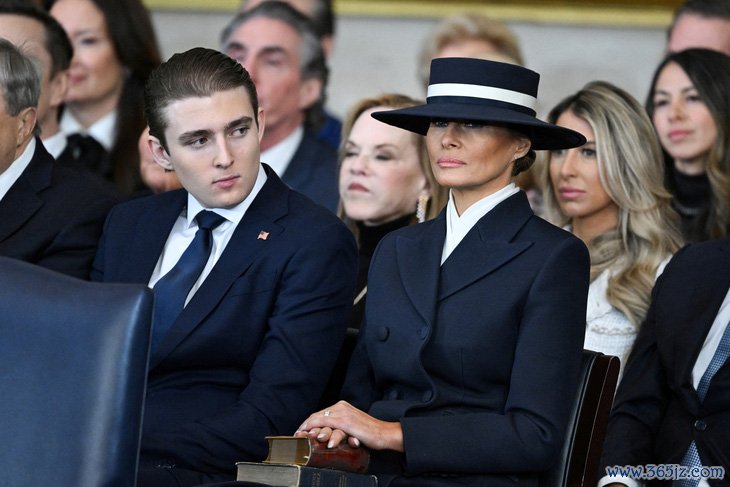 Bà Melania và cậu út Barron gây sốt tại lễ nhậm chức của ông Trump - Ảnh 1.