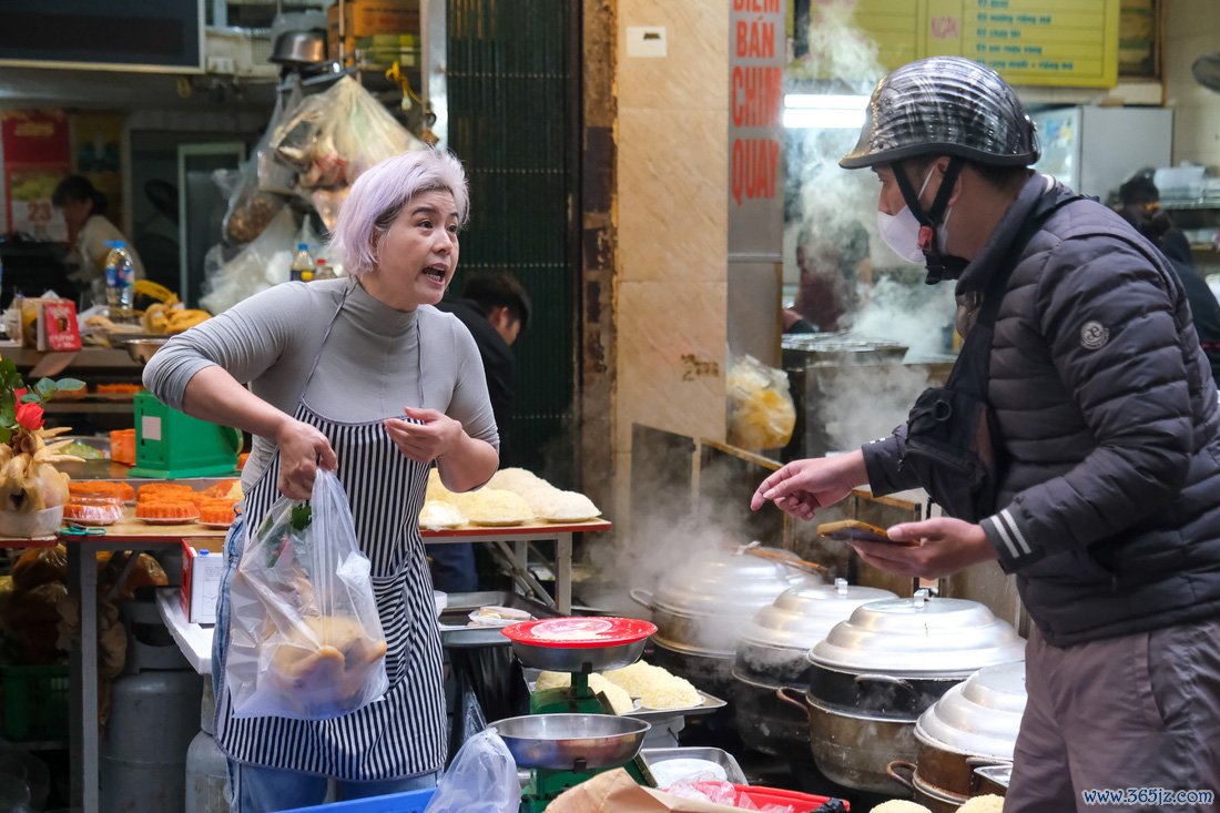 Hà Nội: Cá chép, đồ cúng ông Công, ông Táo được 'săn đón' - Ảnh 1.