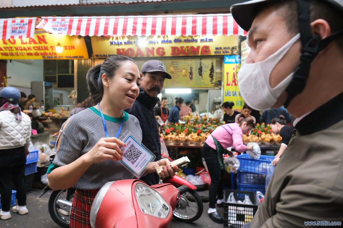 Cá chép, đồ cúng ông công ông táo được 'săn đón', khách không ngại chi tiền triệu mua hàng - Ảnh 2.