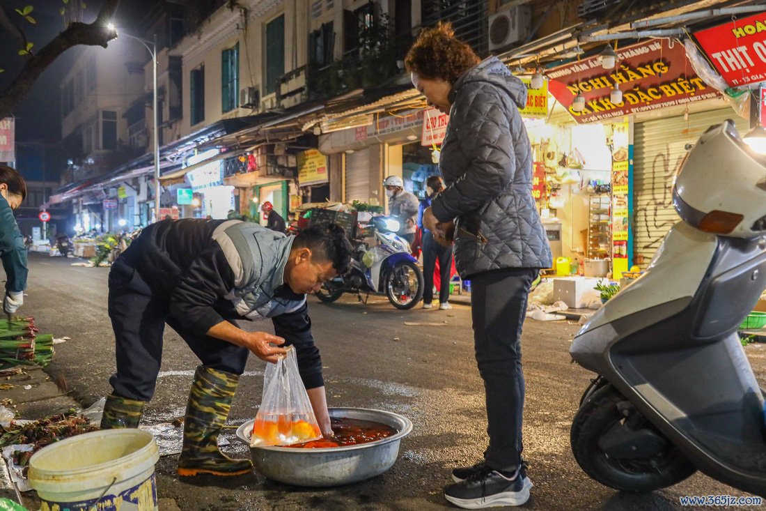 Hà Nội: Cá chép, đồ cúng ông Công, ông Táo được 'săn đón' - Ảnh 4.