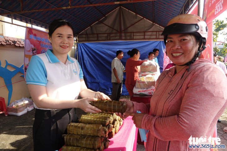 Có chợ nhân ái, tôi ăn Tết đủ đầy hơn - Ảnh 3.