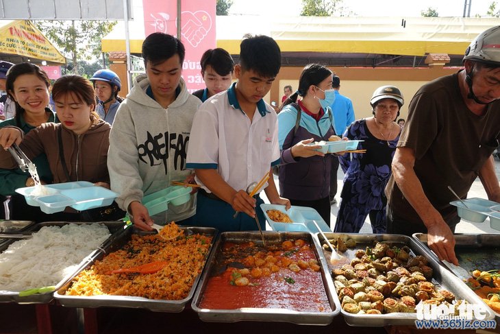 Có chợ nhân ái, tôi ăn Tết đủ đầy hơn - Ảnh 5.