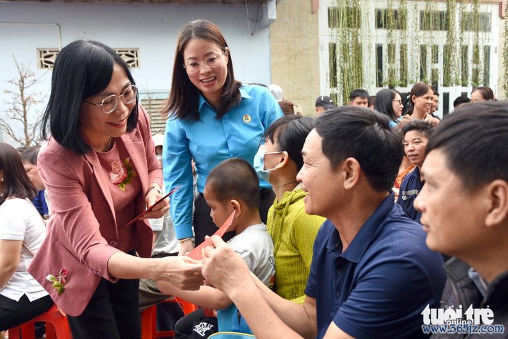 Ấm áp Chuyến tàu Công đoàn - Xuân 2025 đưa công nhân và người thân về quê đón Tết - Ảnh 4.