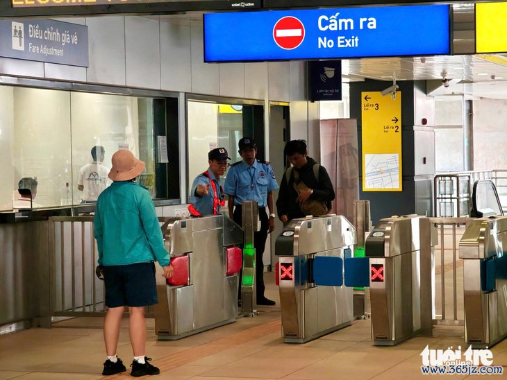 Ngày đầu thu phí đi metro số 1: Khuyến khích thanh toán không tiền mặt đỡ xếp hàng  - Ảnh 2.