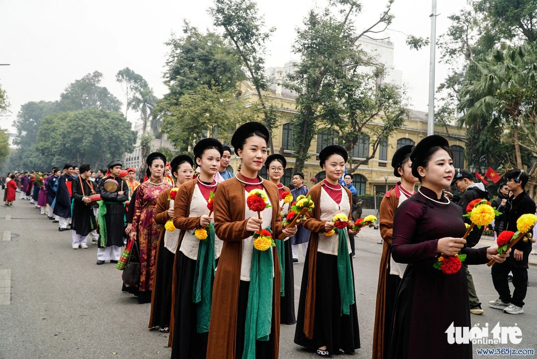 400 bạn trẻ mặc cổ phục Việt diễu hành khắp phố cổ - Ảnh 4.