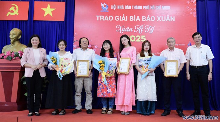 Tuổi Trẻ xuân Ất Tỵ 2025 Hành trang vào kỷ nguyên mới đoạt giải nhì bìa báo ấn tượng - Ảnh 4.