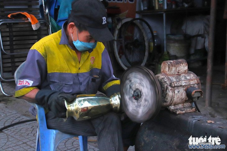 Cận Tết xuống phố đánh bóng lư đồng, ‘hái’ tiền triệu bằng nghề tay trái - Ảnh 1.