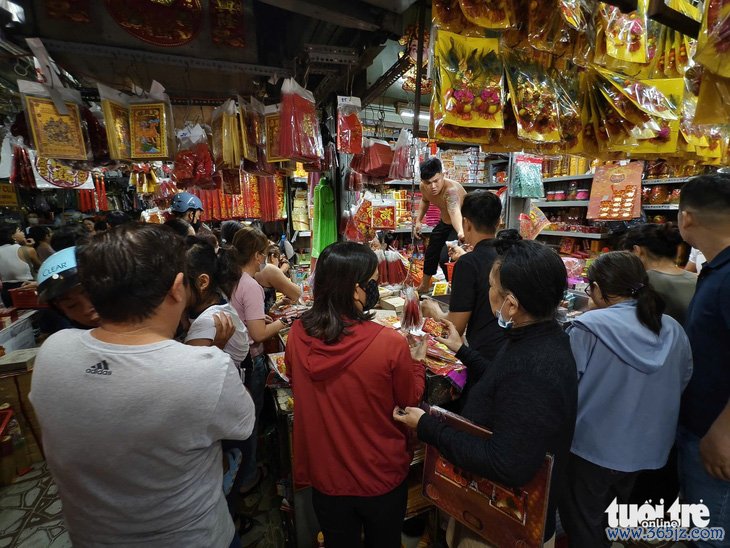 Tiểu thương bán đồ ông Công, ông Táo rầu rĩ vì ế ẩm - Ảnh 5.