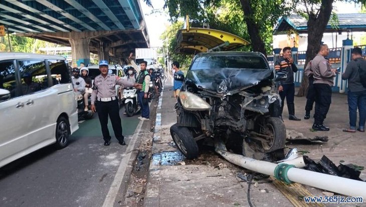 Xe Toyota Avanza 'ma' gây tai nạn trên đường cao tốc - Ảnh 1.