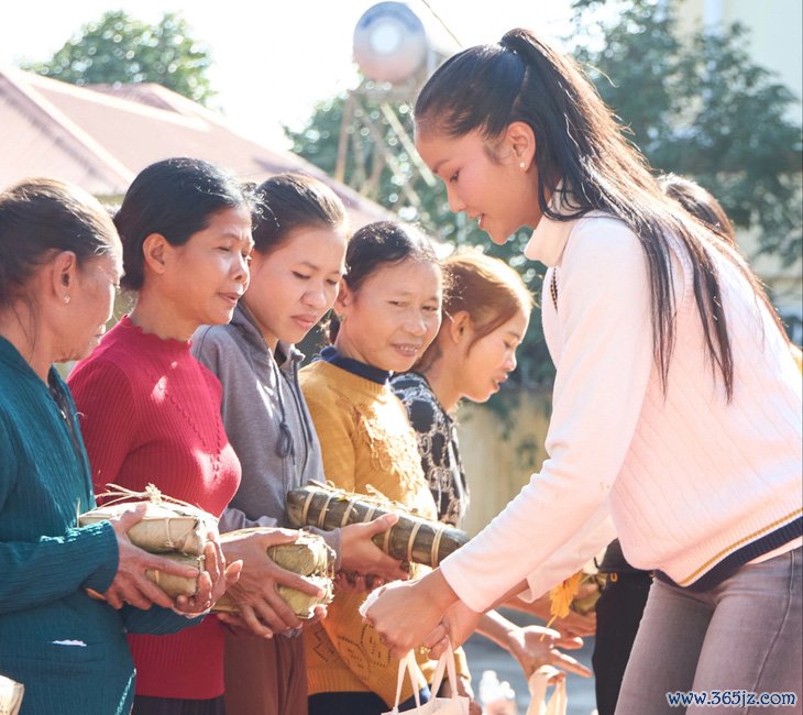 Hoa hậu H'Hen Niê gói bánh tét tặng người dân khó khăn ăn Tết - Ảnh 8.