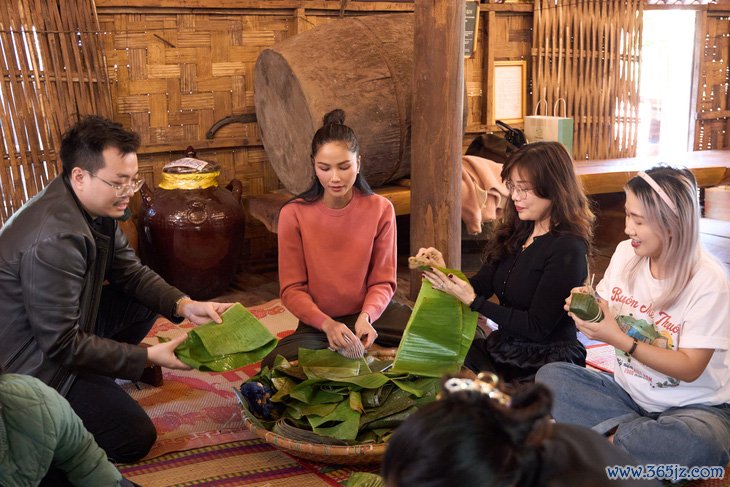 Hoa hậu H'Hen Niê gói bánh tét tặng người dân khó khăn ăn Tết - Ảnh 2.