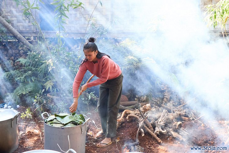 Hoa hậu H'Hen Niê gói bánh tét tặng người dân khó khăn ăn Tết - Ảnh 6.